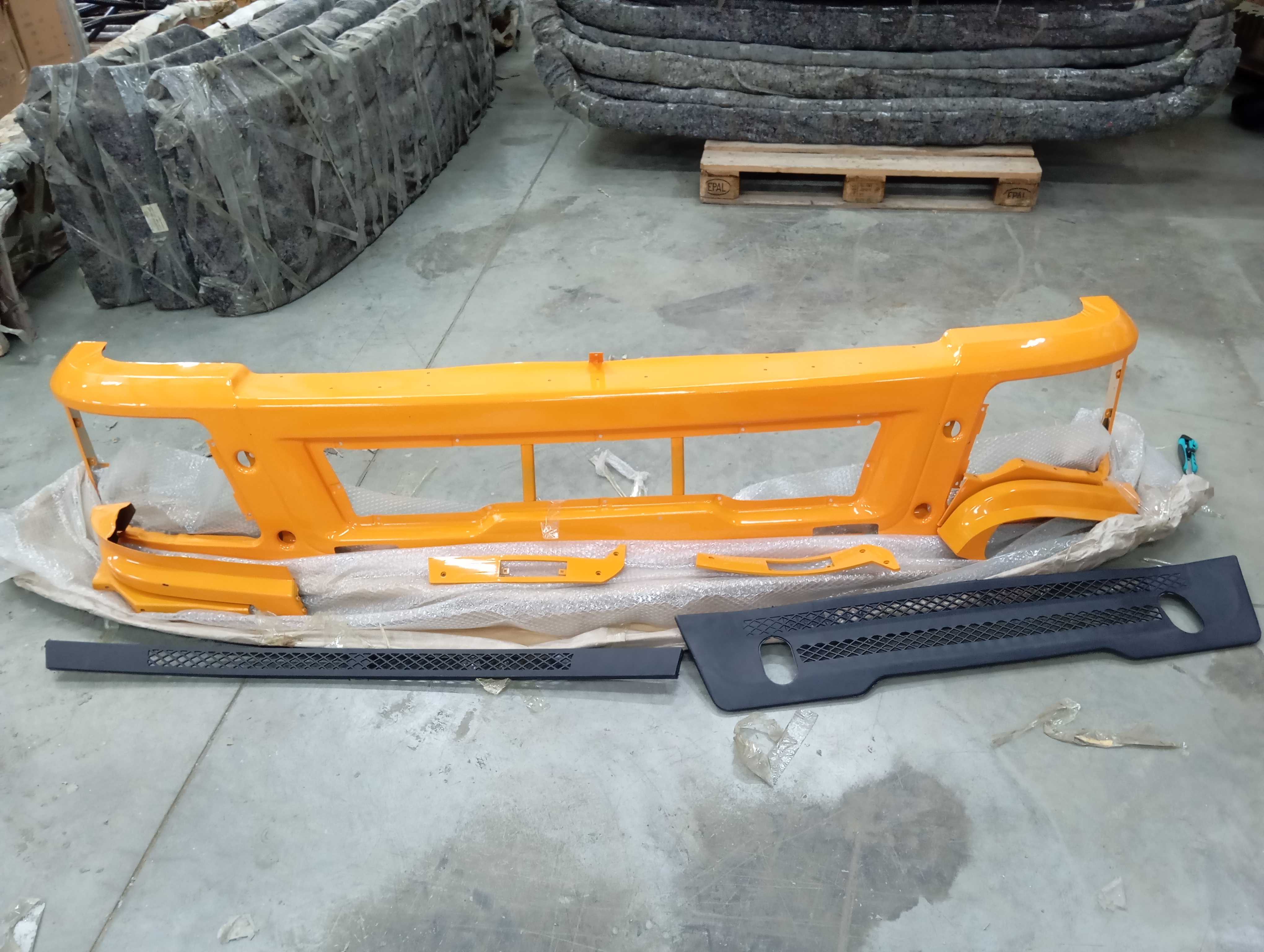 Бампер SHAANXI F3000 металл DZ93259932159 Техноиндустрия Челябинск